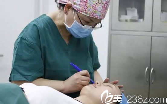 手术操作台上的张小红院长